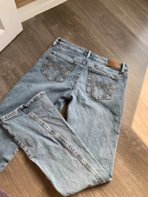 Gina tricot jeans - i storlek 38 men är lite stora i storlek. Använt några  gånger då de är för stora för mig