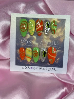 BadGirlEra (S);Medium Almond - Unika press-on naglar i mixade färger: limegrön, orange, gul och silver. Designen har swirl-mönster och metallicdetaljer, vissa naglar har 3D-effekter. Formen är medium långa almond. Perfekt för dig som vill sticka ut med coola naglar.S: 15 mm, 11,5 mm, 12 mm, 11 mm, 9 mm 