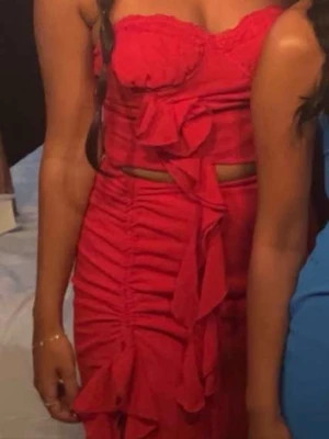 Set - Säljer mitt röda set från Pretty little things. Toppen i storlek 36 & kjolen i 34. 200 kr