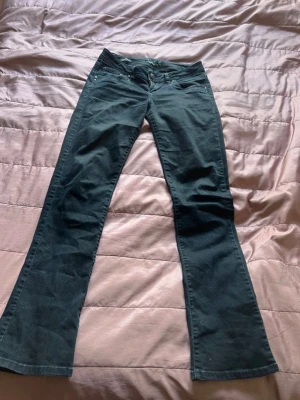 Svarta ltb jeans - Säljer ett par svarta ltb jeans med  låg midja i storlek W28 och L32. Se sista bild då dom är lite upptrampade!!