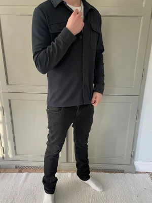 Nudie Jeans Mörkgrå Svart - Asfeta jeans från Nudie | Size: 31/34, uppsydda till 33 📐 | Skitsnygg tvätt, använda men fortfarande fina ✔️ | Modellens mått: 181, ca 70kg 