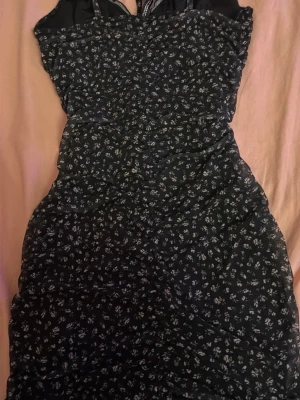  blommig klänning H&M oanvänd - Supersöt klänning från H&M med tunna axelband och små vita blommor över hela. Klänningen har en figurnära passform och är perfekt för varma dagar. ‼️pris kan diskuteras ‼️