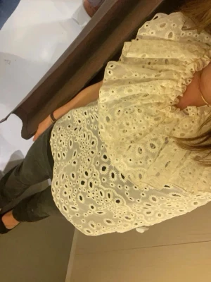 Broderad sommar topp - Jätte fin sommar topp fårn WERA. Storlek 38. Slutsåld överallt! Enbart använd ett fåtal gånger så toppen skick. Krämvit