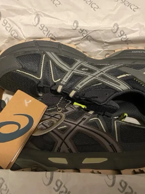 Asics sneaker - Oanvänd.                                                                   Box, tag och liten Asics sko kedja✅.             Fraktas samma dag🙌OBS‼️kan väljas vilken box man vill skicka skorna med eller både om man vill‼️