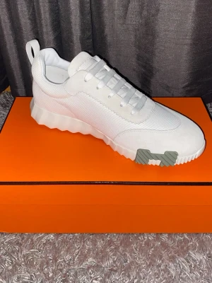 H&M Skor - Säljer ett par stilrena H Bouncing sneakers från H i mycket fint skick. En exklusiv och modern modell med sportig design, perfekt för dig som vill kombinera komfort med lyx.  Skorna är tillverkade i högkvalitativa material och ger en riktigt snygg look till både vardag och mer uppklädda outfits. Väldigt sköna att gå i.  • Storlek: 43 • Färg: Vit med gröna detaljer • Skick: Mycket bra, Oanvända • Pris: 2100 kr  Skickas samma arbetsdag! Alltid noggrant paketerad. Hör av dig vid frågor!