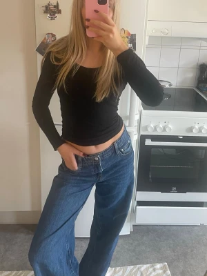 Blåa wide leg jeans med låg midja - Säljer ett par blåa wide leg jeans med låg midja från Gina tricot!❤️‍🔥Storlek 36! Knappt använda🤍 