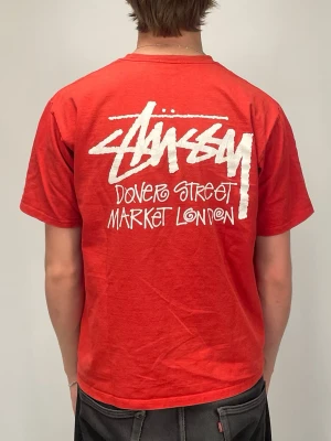 Stüssy t-shirt - Fräsch Stüssy t-shirt köpt på Dover Street Market i London!  Passar perfekt till sommaren!  Hör av dig vid ytterligare frågor! Mvh Henry