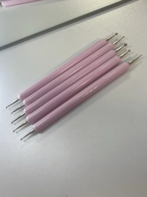 dotting tools för nageldekoration - Säljer ett set med fem rosa dotting tools för nageldekoration. Perfekta för att skapa prickar, mönster och detaljer på naglarna. Handtagen är i plast och spetsarna i metall med olika storlekar för varierade designer.