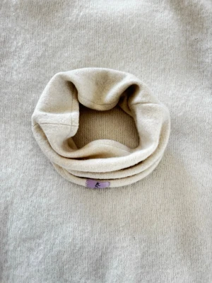 Krämvit kashmirbuff - Buff gjord på 100% återvunnen kashmir💕💕