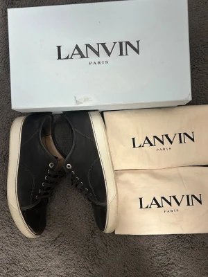 Lanvin skor  - Säljer dessa sjukt feta lanvin elephant grey som är i ett bra skick. Storlek 42 passar 43-44. Box och dustbag tillkommer. Skicket på skorna är bra men det finns defekter i sulan och innanför skon samt ett par nya skosnören hade behövts men fixar man det så är de i grymt bra och fint skick. Hör av dig vid minsta lilla fundering! 