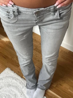 Gråa Ltb jeans - Ljus gråa Ltb jeans som är helt slutsålda överlag. Passar xs (25/32) och är i fint skick.