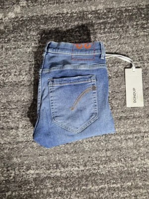 Dondup Jeans - Tienare! Salier ett par riktigt scyssta dondup jeans. Modellen är George. Skicket på jeansen är 9/10. Har du några frågor eller funderinga hör av dig // IC_RESELL