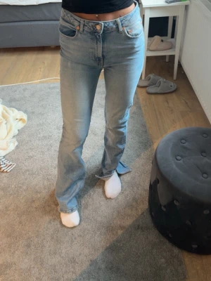 Ljusblå raka jeans med hög midja - Säljer ett par ljusblå jeans med raka ben och hög midja. Perfekta till en avslappnad stil och passar till det mesta. Materialet är denim i bomull.