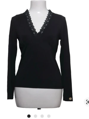 Topp med spets  - As snygg tröja från chiara forthi Milano. Köpte på Sellpy men säljer då den var kort i ärmarna på mig. Skriv för fler frågor eller bilder!💕