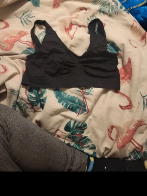 Svart topp - Fin topp storlek 170 så xs, okej skick på toppen 