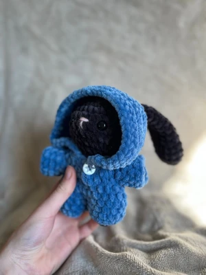 Virkad kanin med hoodie  - Kaninen är ca 16 cm hög och har en avtagbar hoddie ❤️ obs kaninen har Säkerhetsögon som inte rekommenderas för barn under tre år! 
