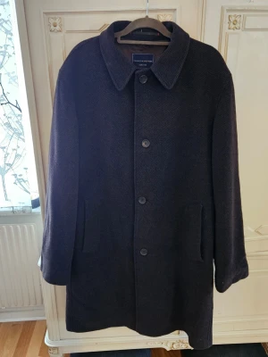 Skräddarsydd rock från Tommy Hillfiger. Ull och kachmir blandning. - Skräddarsydd rock från Tommy Hillfiger. Ull och kachmir blandning. I mycket fint skick. Mer kort finns samt fler mått.