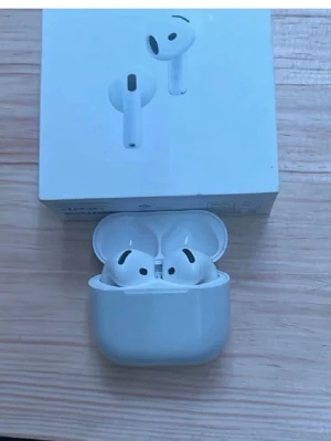 Apple AirPods Pro trådlösa hörlurar - Säljer ett par vita Apple AirPods Pro med laddningsetui. De är trådlösa in-ear hörlurar med stilren och kompakt design. Perfekta för musik, samtal och träning. Levereras med originalförpackning. Smidig touchkontroll och grymt ljud!