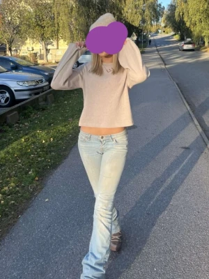 Ljusblå bootcut jeans från Wrangler - Säljer ett par ljusblå bootcut jeans från Wrangler med klassiska bakfickor och logopatch. Jeansen har låg midja och bootcut. Super bekväma och snygga! 