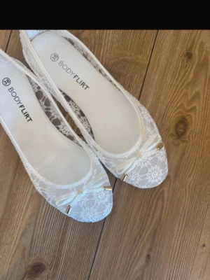 Vita spets ballerinaskor  - Säljer dessa jätte fina ballerina skor då de tyvärr är för stora för mig. Storlek 38 men passar mer 40 skulle jag säga. De är i nyskick💕