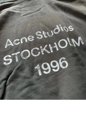 Svart hoodie Acne Studios Stockholm - Säljer en svart hoodie från Acne Studios. Perfekt för dig som gillar streetwear och vill ha något stilrent men ändå statement.