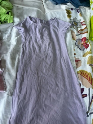 Ljuslila ribbad klpnning kids  - Söt ljuslila klänning för barn 10-12 år! Lite små fläckar bilder visar❤️