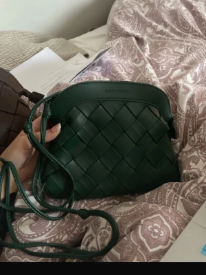 Grön flätad handväska från Carin Wester - Super fin mörkgrön väska från Carin Wester, fortfarande i bra skick och köptes för lite mer än en sommar sedan. Finns ej i butik längre 💞