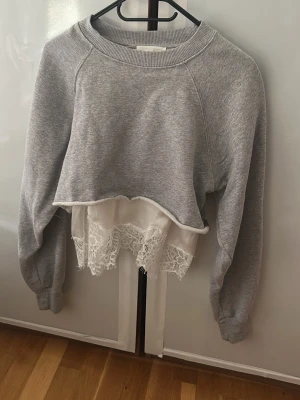 Tröja  - Tröja ifrån Zara med spets 