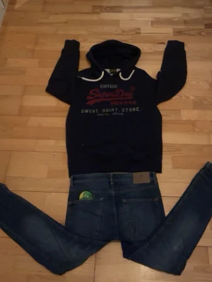 Mörkblå Superdry hoodie - Säljer denna mörkblåa superdry hoodie säljer för jag inte använder den längre 