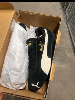  Puma speedcat 42 - Snygga svarta sneakers från Puma. Puma speedcat. Size 42 oanvända från SNS