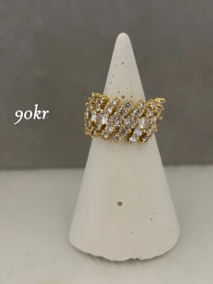 Bred guldfärgad ring med stenar - Justerbar 