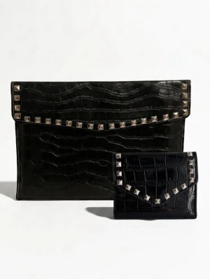 Kit datorfodral + plånbok  - Elegant kit – datorfodral & plånbok i veganskt läder  Ett stilrent och exklusivt kit som kombinerar funktion med design. Detta set innehåller ett datorfodral och en matchande plånbok, båda handgjorda i högkvalitativt veganskt läder med en elegant, krokodilpräglad yta och dekorativa gulddetaljer.  Datorfodral: 34 x 25 cm (inifrån 33 x 24 cm). Plånbok 9 x 11 cm