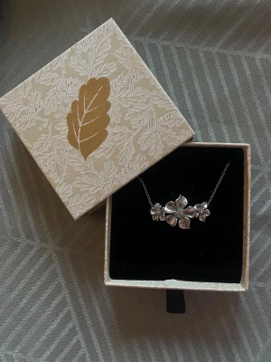 Ioaku la fleur  - INTRESSEKOLL! Då jag är sugen på att tjäna lite pengar o sälja grejer så tänkte jag kolla om någon är interesserad av att köpa detta fina la fleur halsband från Ioaku ❤️ hör mer än gärna av er, sparsamt använd😋har även de matchande örhängena om det låter interessant❤️ nypris 499kr‼️pris kan diskuteras!!!!