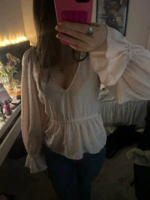 Ljusrosa blus med v-ringning - Söt ljusrosa blus med djup v-ringning🥰