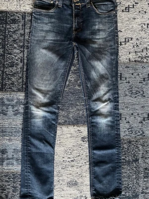 Nudie Jeans ”Thinn Finn” - Tjena! Säljer dessa riktigt fina Nudie jeans i modellen ”thinn finn” som sitter slim. W33/34, riktigt fin wash, hör av dig vid funderingar! 🙌