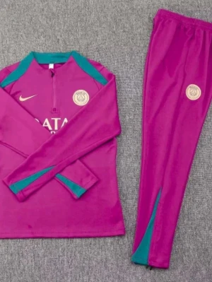 PSG träningsset lila/grön Nike - Säljer ett PSG träningsset från Nike i lila med gröna detaljer. Setet består av en långärmad tröja med halv dragkedja och matchande byxor. Både tröjan och byxorna har PSG-logga och Nike Swoosh. Perfekt för fotbollsträning eller chill.