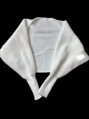 Vit stickad bolero - Säljer en vit stickad bolero i mjukt material. Boleron är ribbatickad. Aldrig använd. 