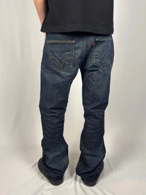 Levi’s 506 Standard - Levi's Jeans | Modell: 506 Standard | Skick 9/10 mycket bra | Nypris ca 2500kr | Mitt pris 1099kr | Size: 34/32 | Modellen är 182cm och väger 67kg | Midja: 44cm | Ytterbenslängd: 109cm | Benöppning: 22cm | Lår: 30cm | Kom gärna pm vid frågor eller funderingar |