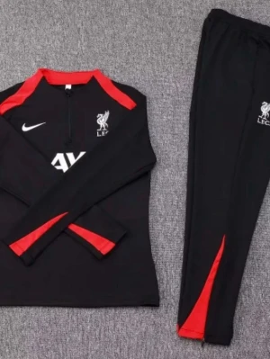 Liverpool svart träningsset Nike - Säljer ett svart träningsset från Nike med Liverpool FC-logga. Setet består av en långärmad tröja med halv dragkedja och matchande byxor. Båda plaggen har röda detaljer och vita loggor. Perfekt för fotbollsträning eller gymmet.