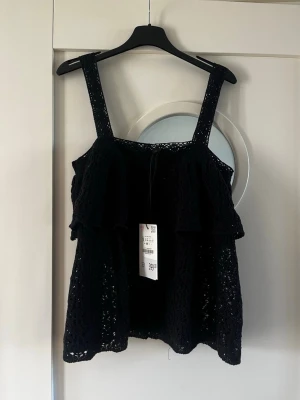 Zara spets linne i storlek S - Ny med prislapp, normal i storlek.