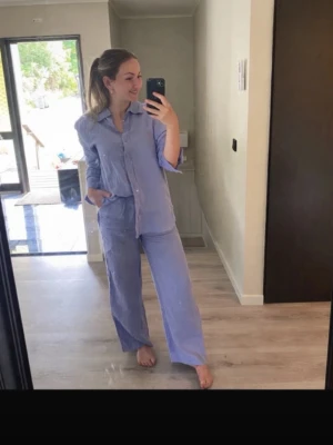 Gina Tricot blått linne set.  - Byxorna är i storlek XS och skjortan i S, mycket fint skick.