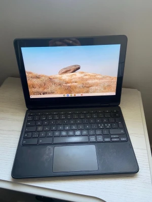 Laptop Lenovo Crome - Säljer en svart Lenovo Chromebook med kompakt design och matt finish. Datorn har en tydlig skärm, fullstor tangentbord och stor styrplatta. Perfekt för studier, surf och streaming. Lätt och smidig att ta med sig överallt. Vid snabb affär kan jag gå ner med priset en del och om man vill mötas upp så är det Huddinge centrum