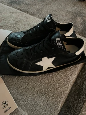 Golden goose - Tja säljer dessa skor i fint skick. Vill bara bli av med dessa så de är först till kvarn som gälller