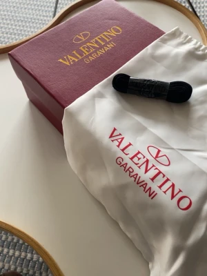 Valentino tillbehör  - Säljer valentino tillbehör inkluderar röd skobox svarta snören och vit dustbag
