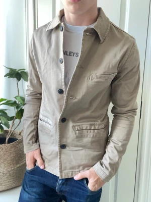 Selected home overshirt - Selected home overshirt - mycket tjockare matieral. Och väldigt najs, Inga defekter! Modellen i bilderna är 180 cm 75 kg och bär Storlek S , Kom med frågor! 🌟 (Kan gå ned i pris vid köp av paket 😉) 
