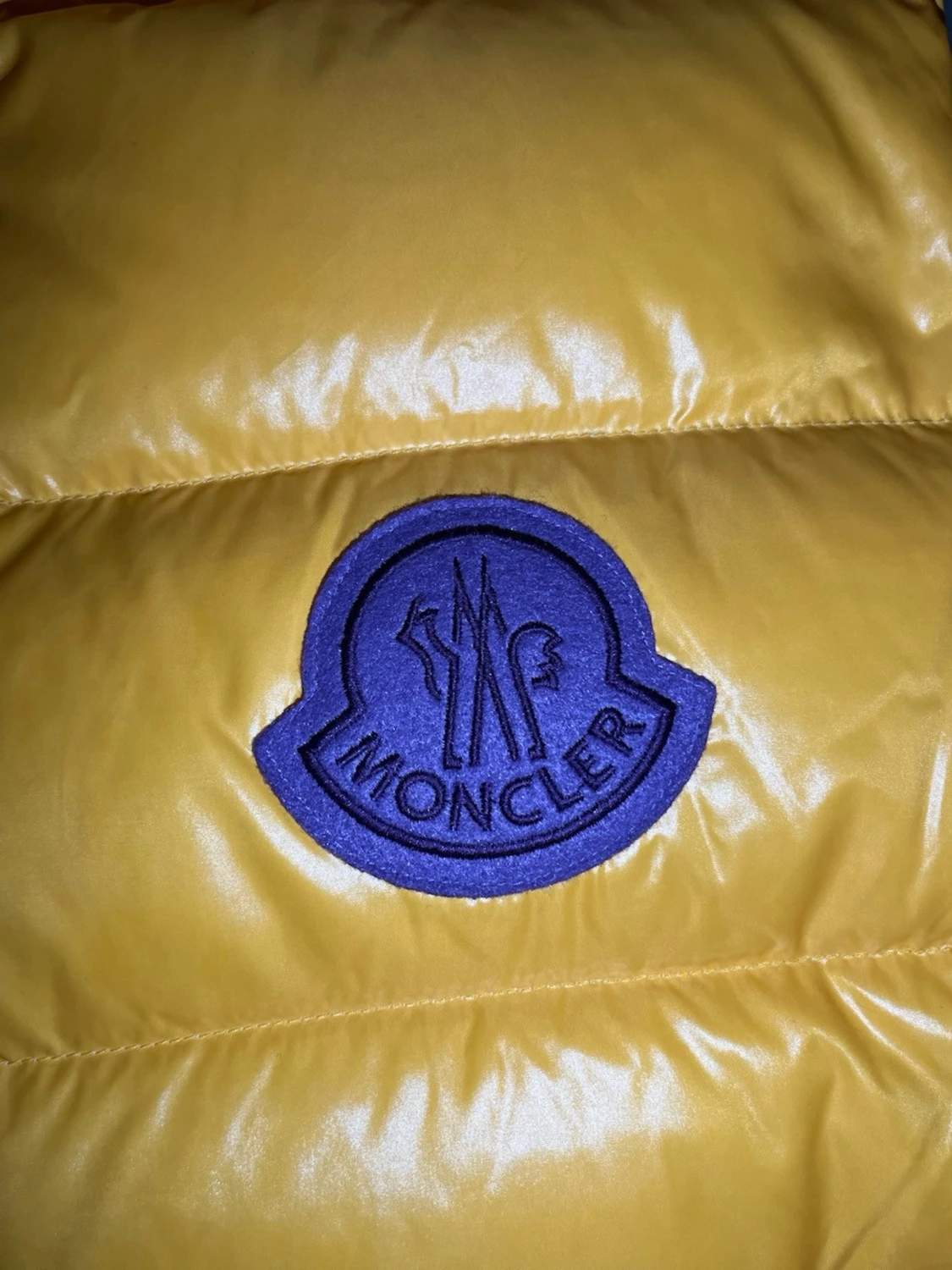 Gul dunväst från Moncler - 2