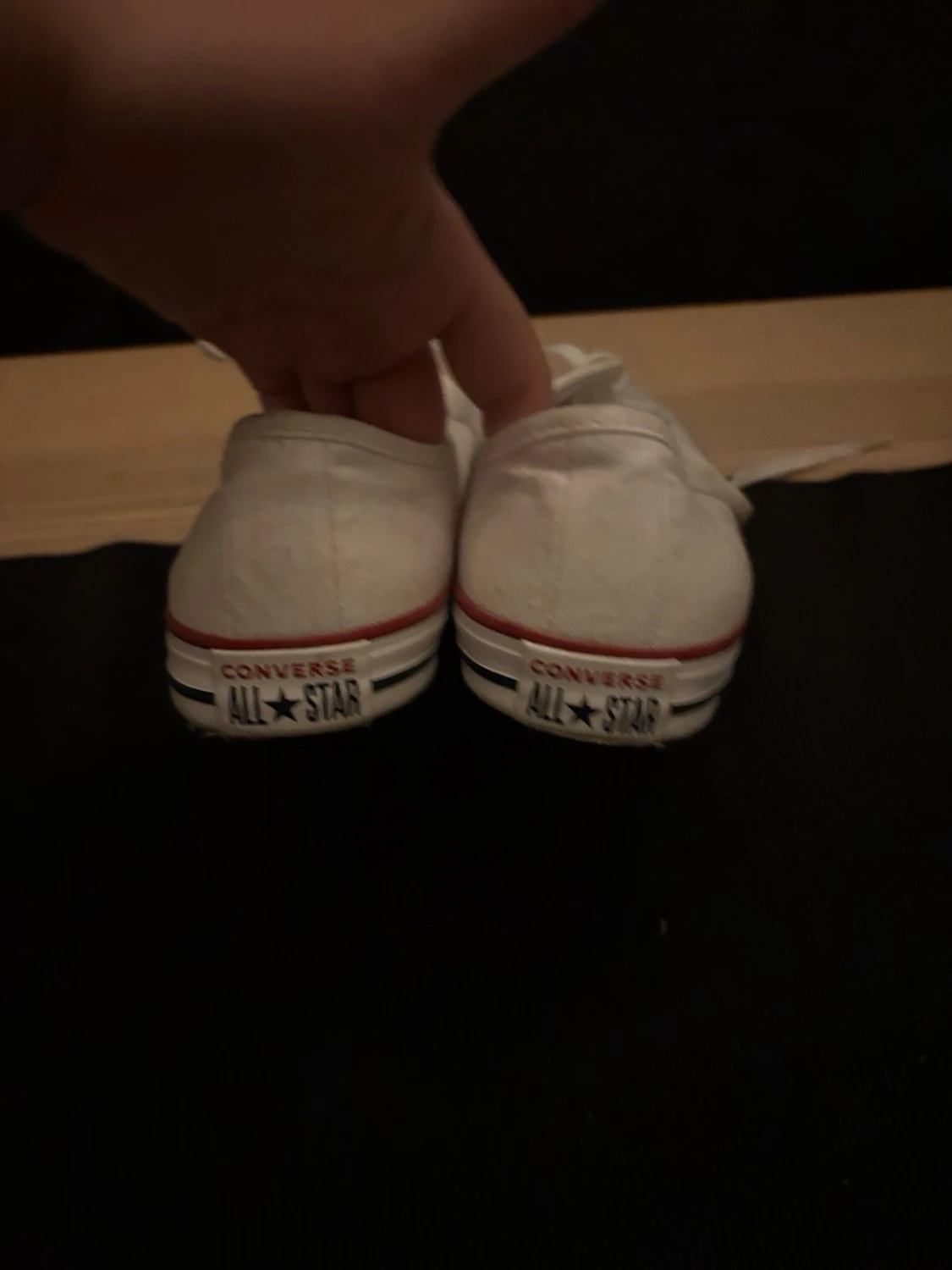 Vita Converse sneakers med röd kant - 2