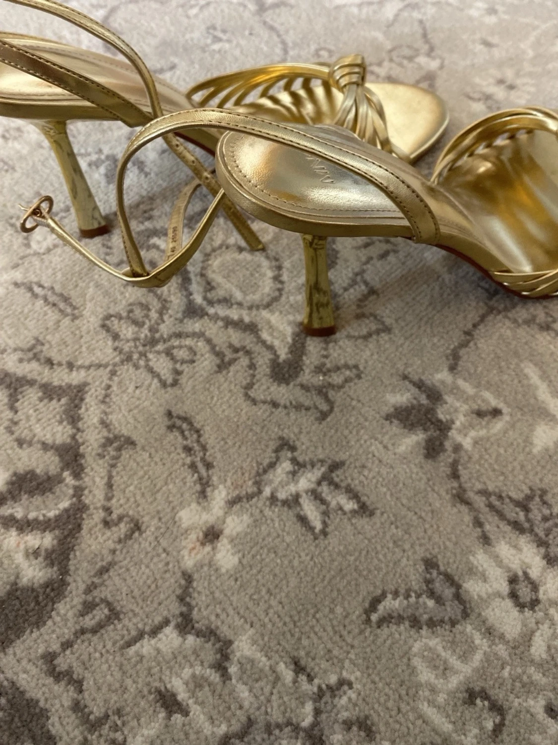 Guldiga pumps med knut från Mango - 1