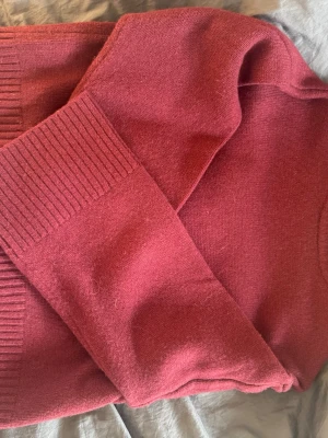 Vinröd finstickad tröja - Säljer en fin vinröd stickad tröja. Har använts en gång. Nypris 800kr