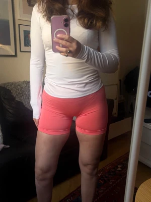 YoungLA Shorts - Riktigt fina korall-färgade gymshorts från YoungLA. Det är deras Core Luxe shorts med deras supermjuka Luxe material, som dessutom är slutsålt i alla storlekar på hemsidan🙈 Mjukt och stretchigt och otroligt skönt mot kroppen. De har en scrunch som gör rumpan extra fin och de har en mellan-hög midja. Har använt fåtal gånger så det finns inga skavanker!💗 (ordinariepris 480kr.).